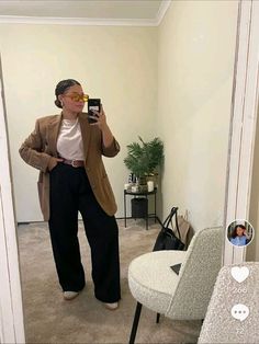 27 gorgeous outfits you can rock if you have big thighs 6 Curvy Professional Work Outfits, Office Outfits Women Curvy, Curvy Casual Outfits, Timeless Fashion Pieces, Fashionable Work Outfit, Midsize Outfits, Work Fits, Plus Size Fall Outfit, Gorgeous Outfits