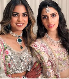 Brother Wedding Dress For Sister, Wedding Dress For Sister, Brother Wedding Dress For Sister Indian, Ambani Family, Shloka Mehta, Akash Ambani, Isha Ambani, Brother Wedding, Nita Ambani