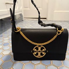 Never Used!! Perfect Condition. Elegant And Stylish Tory Burch Women's Bag In Classic Black. Perfect For Any Occasion, This Bag Features A Sleek Design With A Gold Chain Accent. Tory Burch Bag, Gold Chain, Gold Chains, Classic Black, Sleek Design, Women's Bag, Tory Burch, Shoulder Bags