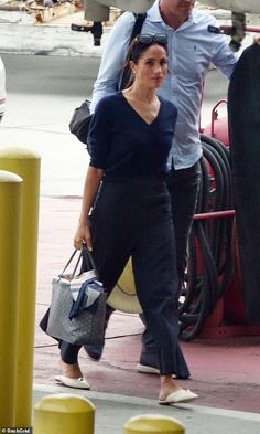 Meghan Markle Style 2023, Meghan Markle Style Casual, Classy Airport Outfit, Meghan Markle Pics, Meghan Markle Instagram, Meghan Markel, Airport Chic, Meghan Markle Outfits