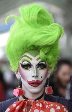 Comic-Con 2015: Friday - Cosplay photos, including production stills, premiere photos and other event photos, publicity photos, behind-the-scenes, and more. Comic Dress, Female Joker, Joker Comic, Creepy Costumes, Comic Con Cosplay, Fx Makeup, Creepy Halloween, Halloween Dress