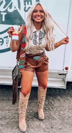 Cowboy Boot Outfits Nashville, Boho Country Outfits Summer, Fringe Boots Outfit Summer, Houston Rodeo Outfits For Women 2023, Western Vest Outfit, Houston Rodeo Outfits For Women, Style Outfits Plus Size, Rock Concert Outfit Plus Size, Trendy Cowgirl Outfits