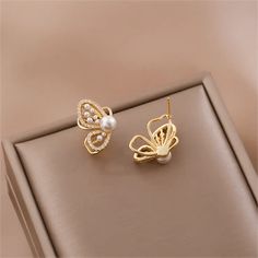 Description:Chic Butterfly Pearl Earrings Specifications:Size: 1.9 cm * 1.1 cmWeight: 3 g/pairMaterial: Copper, Cubic Zirconia, Pearl, S925 silver, GoldColors: Gold Butterflies and pearls? Don't mind if we do! These Chic Butterfly Pearl Earrings add a playful touch to any outfit. With their unique design and delicate pearls, they'll have you fluttering with style. Now that's what we call a fashion statement! 🦋💎 Daily Jewelry, Enamel Bracelet, Gold Butterfly, Different Outfits, Butterfly Earrings, Social Events, Exquisite Jewelry, Costume Party, Link Bracelets