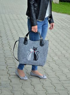 Gray felt elt tote purse for women. Elegant and stylish bag made from high quality felt and faux leather with embroidery. The bag is large and lightweight - perfect for carrying everything in your everyday life. Includes internal pockets for mobile phone and other small items. * Made with Felt, Soft ,Comfortable * Sustainable, renewable and biodegradable * Unique designed Dimensions: height: 30 cm (11.8 in) max width: 40 cm (15.7 in) handles: 47 cm (18.5 in) strap: 125 cm (48 in) Visit my shop f Felt Handbag, Felted Purse, Grey Handbag, Felt Tote Bag, Cat Handbags, Felt Bags, Felt Tote, Felted Handbags, Cat Purse