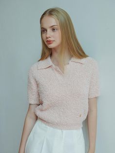 This product is a chic pear open collar knit top, offering a blend of casual elegance and comfort. The top features a delicate collar detail and short sleeves, making it a versatile piece for various occasions. Its textured knit fabric adds a touch of sophistication to the overall design. The open collar of this knit top adds a refined touch, making it suitable for both casual and smart-casual looks.Short sleeves contribute to the top's lightweight feel, perfect for transitional weather or Chic V-neck Knit Top With Seamless Collar, Spring Textured Knit Top With Collared Neckline, Spring Collared Textured Knit Top, Elegant Collared Textured Knit Tops, Spring Collared Knit Top, Chic Collared Knit Top For Summer, Elegant Collared Knit Top, Spring Chic Collared Knit Top, Elegant Collared Knit Top For Work