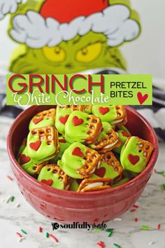 Close up of a red bowl filled with the green chocolate dipped pretzels and a red heart sprinkle. Grinch Snack, Pretzel Bites Recipe, White Chocolate Pretzels, Yummy Christmas Treats, Grinch Party, Chocolate Pretzels, Chocolate Covered Pretzels, Christmas Snacks, White Chocolate Chips