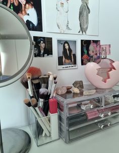 minimal desk organization, kpop decor, stray kids changbin, chungha, makeup organization, white minimal aesthetic, desk ideas Desk Organization Makeup And School, Desk Makeup Ideas, Minimal Vanity Decor, Minimal Makeup Organization Aesthetic, Makeup Desk Organization Aesthetic, Minimal Makeup Organization, Desk Setup Makeup, Makeup Desk Organization Ideas, Desk Organization Kpop