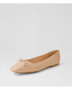 Teliyer Dark Nude Leather Ballet Flats. Upgrade your daily edit with these contemporary ballet flats by Mollini. With a classic bow and modern square toe, TELIYER mixes design elements to create your new wardrobe essential. Contemporary Ballet, Metallic Sneakers, Ankle Boots Flat, Modern Square, Leather Ballet Flats, Long Boots, Sandals For Sale, Boots And Sneakers, Flat Boots