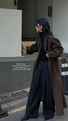 Tomboy Academia Outfits, Korean Minimalist Outfit Aesthetic, Sophisticated Outfits Winter, Half Coat Outfits For Women, Korean Women Fashion Street Style, Loose Dress Shirt Outfit, Dark Academia Outfit With Pants, Korean Academia Outfit, Dark Academia Fashion Black Women