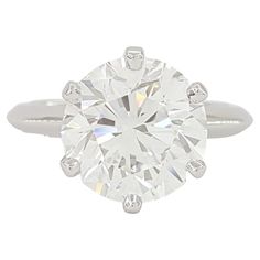 an oval cut diamond ring with three prongs on the shan shan shan shan shan shan