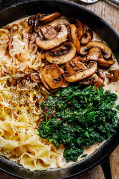 One-Pot Garlic Parmesan Pasta Recipe with Spinach and Mushrooms - #pasta #recipe #eatwell101 - This creamy parmesan spinach mushroom pasta skillet is the ultimate win for easy weeknight dinners! - #recipe by #eatwell101®