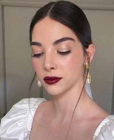 Identify Crisis, Red Wine Makeup, Wine Makeup, Makeup Bibir, Curated Wardrobe, Maquillage On Fleek, Trend 2023, Winter Makeup, Bridal Makeup Looks