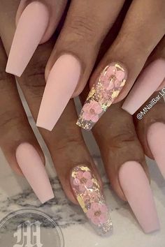 Check out these awesome flower nails, flower nail designs, flower nail art, and flower nails abstract. These are the prettiest flower nails of the season! #flowernails #flowernaildesigns Cute Spring Nails, Nails Green, Flower Nail Designs, Acrylic Coffin, Nails Simple, Homecoming Nails, Classy Nails