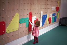 Preschool Wall Ideas, Kids Play Area Indoor, Kids Play Furniture, Kids Salon, Kids Art Studio, Diy Best Friend Gifts