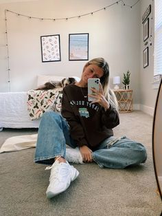 Cute Aesthetic Outfits, Crewneck Aesthetic, Brown Crewneck, Looks Pinterest, Thrifted Outfits, Casual School Outfits, Cute Comfy Outfits, Cute Aesthetic, Indie Outfits