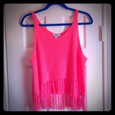 Never Worn Summer Stretch Fringe Tops, Casual Fringe Tank Top For Summer, Pink Fringe Top For Spring, Casual Fringe Tank Top For Vacation, Casual Fringe Tank Top For Spring, Casual Fringe Tops For Beach Season, Pink Fringed Top For Spring, Spring Casual Fringe Tank Top, Spring Pink Fringed Tops