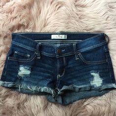 New Never Worn Perfect Shade Of Medium Denim Y2k Jean Shorts With Pockets, Cheap Mid-rise Y2k Jean Shorts, Y2k High-rise Medium Wash Shorts, Y2k Jean Shorts With Built-in Shorts For Summer, Obx Clothes, Hollister Low Rise Shorts, Hollister Jean Shorts, Clothing Board, Back To School Fits