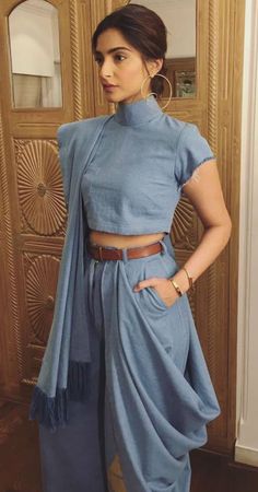 Sonam Kapoor ❤ Tunik Linen, Saree Wearing Styles, Indian Gowns Dresses, Kurti Designs Party Wear, Saree Blouse Designs Latest, Designer Saree Blouse Patterns, Stylish Blouse Design, Designer Party Wear Dresses, Trendy Blouse Designs