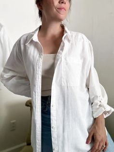 A white button down top is one of my absolute favorite capsule wardrove essentials. It can be worn so many ways, and always looks chic and polished. Sustainable, preowned, curated clothing. Capsule wardrobe essentials, basics, and accents. White Button Down, Looks Chic, White Linen