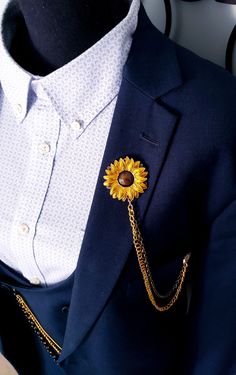 Looking for a distinctive and long-lasting accessory that effortlessly elevates your style? It's time to discover our Sunflower Lapel Chain Pin! It is a meticulously handcrafted masterpiece made from high-quality alloy and steel. This versatile accessory is designed to complement any outfit, whether it's adorning your lapel or adding a touch of charm to your shirt. Whether it's embellishing your lapel or bringing some flair to your shirt, this adaptable item is made to match any ensemble. It is more than just an accessory; it's a symbol of elegance and sophistication. Perfect as a gift for friends, family, and loved ones, this Sunflower Lapel Chain Pin is ideal for daily wear, weddings, and various occasions. Its timeless design allows you to express your style and make a statement. Enhanc Suit Chain, Lapel Chain, Sunflower Outfit, Suit Tuxedo, Flower Lapel, Formal Clothing, Tan Suit, Suit Ideas, Pinterest Wedding