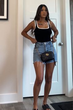 Summer Outfit With Sandals, Summer Hot Outfits Casual, How To Dress For Hot Weather, Shorts Vacation Outfits, Outfit Ideas For Summer Vacations, Casual Everyday Outfits Summer, Barbecue Outfit Casual Summer, Black Brunch Outfit, Cute Hot Weather Outfits