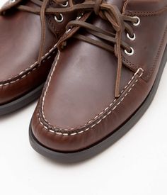 【QUODDY TRAIL MOCCASIN(クオーディートレイル モカシン)】 QUODDY TRAIL MOCCASIN( クオディートレイルモカシン ) はメイン州 ルイストンに工場を構え、現在も Made in Maine を貫く老舗ハンドソーンモカシンのメーカです。かつてメイン州には LLbean などにモカシンシューズを供給する工場が多く存在しましたが、その多くが現在は消滅してしまっています。今では希少なメーカーの 1 つとなっています。その技術は世代を越えて受け継がれ、今もなお愛され続けています。 【商品詳細】サイズ（cm） 7(25cm)7H(25.5cm)8(26cm)8H(26.5cm)9(27cm)9H(27.5cm)10(28cm)素材 CHROMEXCEL LEATHERMADE IN USA当社品番 /m14b744620126＊こちらの商品は店頭でも販売中のため、ご注文頂いた際にすでに完売している可能性がございます。予めご了承ください。 Outdoor Brown Oiled Leather Chukka Boots, Brown Oiled Leather Chukka Boots For Outdoor, Brown Boat Shoes With Leather Footbed, Brown Leather Plain Toe Boat Shoes, Brown Leather Moccasins With Vibram Sole, Brown Moc Toe Chukka Boots For Derby, Brown Boat Shoes With Stitched Sole And Plain Toe, Brown Boat Shoes With Plain Toe And Stitched Sole, Brown Plain Toe Boat Shoes With Leather Lining