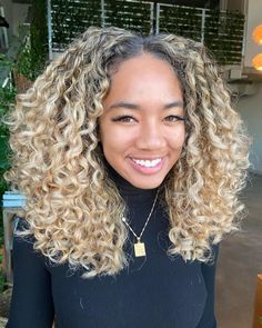 Honey Blonde Balayage Curly Hair, Curly Hair Blonde Balayage, Blonde Curly Hair Black Women, Curly Blonde Highlights, Golden Curly Hair, Curls Ideas, Curly Layers, Curly Color