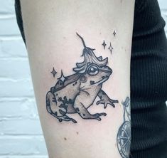 a frog with a hat on it's head is shown in this tattoo design