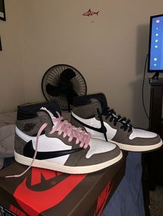 Travis Scott Shoes Outfit, Travis Shoes, Sepatu Air Jordan, New Jordans, Air Jordan 1 Outfit, White Balenciaga, Nike Off White, Urban Shoes, Womens Basketball Shoes