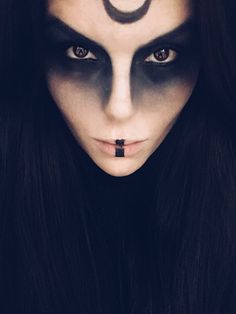 Black And Silver Witch Makeup, Witch Makeup Looks Halloween, Grey Witch Makeup, Rogue Makeup Dnd, Witch Makeup Creepy, Black Neck Makeup, Witchy Aesthetic Makeup