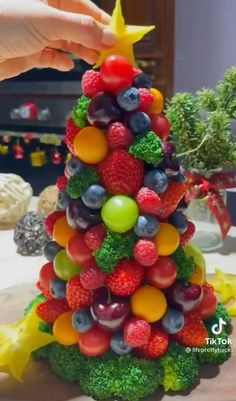 Christmas Tree With Fruit Decorations, Christmas Fruits Platter, Christmas Garnish Ideas, Fruits Arrangements Ideas Party Trays, Food Arrangement Ideas Simple, Christmas Fruit Tray Ideas Xmas Trees, Raditorie Pasta, Fruit Christmas Tree Appetizer, Holiday Fruit Tray Christmas Party Ideas