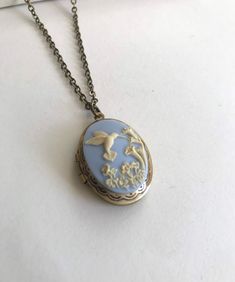 Nose Piercing Gold, Vintage Cameo Jewelry, Necklace Locket, Image Swag, Rings Necklace, Jewelry Accessories Ideas, Bird Necklace, Classy Jewelry, Funky Jewelry