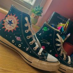 Diy Converse, Cool Converse, Lily Calloway, Converse Design, Painted Converse, Regnul Animal, Diy Vetement