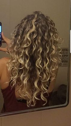 Brunette Curly Hair With Blonde Highlights, Blonde Hilights Curly Hair, Brunette Hair With Blonde Highlights Curly, Dyed Curly Hair Ideas Colour Blond, Blonde Curly Hair Highlights, Blonde Balayage Curly, Curly Blonde Highlights, Dirty Blonde Curly Hair, Perm Inspiration