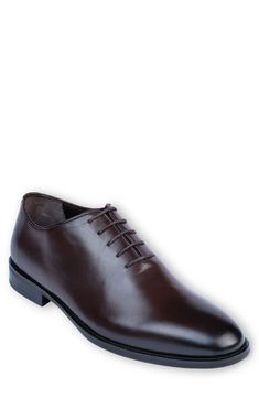 Handsome, polished and easy to wear, this wardrobe-staple leather oxford sports minimal detailing to give it maximum versatility across your formal wardrobe. Lace-up style Leather upper and lining/synthetic sole Made in Turkey Mens Oxfords, Up Styles, Wardrobe Staples, Nordstrom Rack, Derby, Dark Brown, Dress Shoes Men, Dress Shoes, Leather Upper