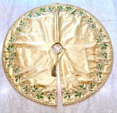 a gold table cloth with green trim on it