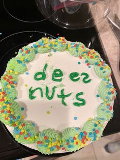 a cake that has been decorated with green frosting and the words de nuits on it