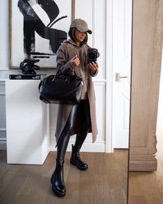 Lug Boots Outfit Fall, Chelsea Boots Outfit Winter, Tan Booties Outfit, Chunky Boot Outfit, Lug Boots Outfit, How To Style Chelsea Boots