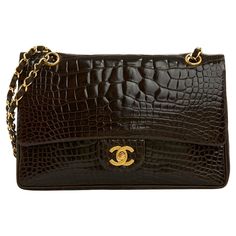 Sac Chanel, ligne Classique, modèle Double Rabat format 25 cm, en cuir précieux marron très foncé, fermoir CC quart de tour en métal doré, bandoulière chaîne en métal doré entrelacé de cuir lisse coordonné pour porté épaule ou cross body, intérieur en cuir marron avec une poche avant, un grand compartiment avec une double poche plaquée, large poche plaquée au dos du sac, hologramme année 1990. Largeur 25.5 cm x hauteur 16.5 cm x profondeur 6,5 cm, bandoulière en double 54 cm et en simple 92 cm. Brown Double Flap Formal Bag, Formal Brown Double Flap Bag, Vintage Bags With Gold-tone Hardware And Double Flap, Vintage Double Flap Bags With Gold-tone Hardware, Vintage Double Flap Shoulder Bag For Formal Occasions, 1990 Chanel, Chanel Cross Body Bag, Chanel Bag Classic, Christian Dior Bag