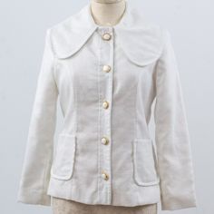 Vtg Long Sleeve Full Coverage Round Neck White Seasonless Mid-Weight Jacket. Lined, Working Buttons, Woven Cotton Blend. Classic, Glamorous, Minimalist Chic - Very Marvelous Mrs. Maisel! Halloween Costume? Euc 1 Only. Tag -. Model 4. Fits 4 6 8 S M. Buy M! Flat~ 19 B 17 W 19 H 15 S 22 Sl 24 L Lined Romantic Movie Chic Cute Luxurious Peter Pan Retro 1950s 1960s Gogo Modern Tailored Slim Girly Blazer Jacket Coat Layering Layer Elegant White Collared Outerwear, Fitted White Outerwear With Covered Buttons, Fitted White Blazer With Button Cuffs, Fitted White Blazer With Stand Collar, White Fitted Blazer With Stand Collar, White Retro Outerwear With Buttons, Retro White Outerwear With Buttons, White Fitted Outerwear With Button Cuffs, Fitted White Outerwear With Button Cuffs