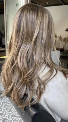 Highlights On Virgin Brown Hair, Trendy Hair Blonde, Beige Blonde Hair With Lowlights, Blonde Hair With Brunette Lowlights, Dark Beige Blonde Hair Ash Brown, Lowlighted Blonde Hair, Lowlights Light Brown Hair, Cool Light Brown Balayage, Blonde With Brunette Lowlights