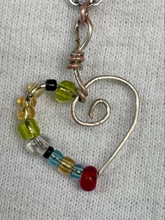 beaded wire heart charm Diy Necklace Wire, Jewelry Wire Diy, Grunge Jewelry Diy, Funky Jewelry Necklaces, Rock Necklace Diy, Homemade Necklace Ideas, Wire Necklace Diy, Homemade Jewelry Ideas, Jewelry Ideas To Make