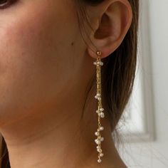 Dangling Pearl Earrings Dangling Pearl Earrings, Body Jewelry Diy, Prom Gold, Gold Jewelry Prom, Earrings Outfit, Formal Earrings, Veil Accessories, Cartilage Jewelry, Gold Earrings Wedding