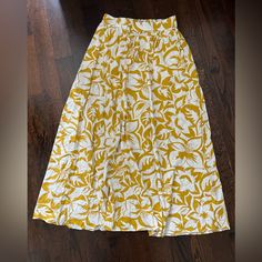 Madewell Long Skirt Small. Yellow Mustard Flower And Leaf Pattern. Looks Great Pairing With Denim Jacket White Maxi Skirt With Elastic Waistband For Brunch, White Printed Flowy Bottoms, White Printed Long Skirt, White Printed Beach Skirt, White Floral Print Long Skirt, White Floral Print Skirt For Brunch, Chic White Maxi Skirt With Floral Print, White Printed Skirt For Spring, White Floral Print Flowy Bottoms