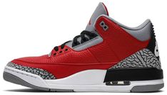 Dropping in conjunction with the 2020 NBA All-Star Weekend in Chicago . the Air Jordan 3 Retro SE ‘Unite’ showcases classic color blocking that stays true to the sneaker’s Windy City heritage. The tumbled leather upper is finished in a bold Fire Red hue . complete with Nike Air branding and grey cement-print overlays at the toe and heel. The mid-top is anchored by a contrasting white midsole with visible Air sole cushioning. Zapatillas Nike Air Force, 70s Converse, Nike X Travis Scott, Converse Run Star Hike, Sneakers Street, Low Air Jordan 1, Unique Sneakers, Jordan 3 Retro, Air Jordan 3 Retro