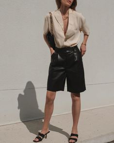 Bermuda Shorts Outfit, Leather Shorts Outfit, Leather Pants Style, Styling Shorts, 70s Bohemian, Cool Girl Outfits, Black Leather Shorts, Shorts Outfits Women, Fabulous Clothes