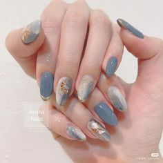 Nail Art Kulit Hitam, Ide Cat Kuku Aesthetic, Nail Art Lamaran, Nail Art Pengantin, Nail Art Aesthetic Black, Black Silver Nail Art, Nail Art Cat Eye Designs, Nailart Blue, Cat Eye Nail Art