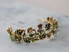 This beautiful gold&green leaf headband is a lovely accessory, perfect for a party or wedding. Head circumference: one size fits all (adjustable) / fits adults and older children Hobbit Themed Wedding, Velaris Starfall, Herbal Wedding, Whimsigoth Wedding, Golden Headpiece, Bayou Wedding, Blue Flower Wreath, Gold Leaf Headband, Wedding Headbands