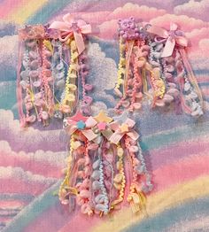 Clips with pastel rainbow yarn Pastel Aesthetic Clothes, Decora Aesthetic, Pastel Core, Decora Accessories, Pastel Harajuku, Rainbow Kingdom, Pastel Accessories, Rainbow Yarn, Rainbow Bow