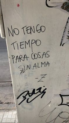 graffiti on the side of a parking meter reads no tengo tempo para osas sin alma